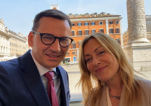 Morawiecki zaprosił Meloni na grilla. „Zobaczymy, co powie na karkówkę i kaszankę”
