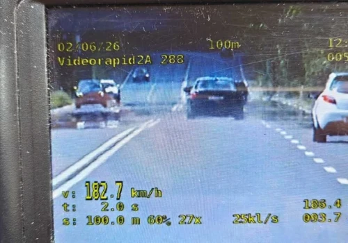 Przy ograniczeniu 70 km/h, kierowca BMW jechał ponad 180 km/h. Stracił prawo jazdy