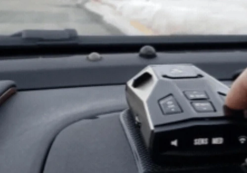 Ostrzegamy! Uważaj na detektor radarów McFlash za 249 zł. Sprzedaje go firma zarejestrowana na parkingu