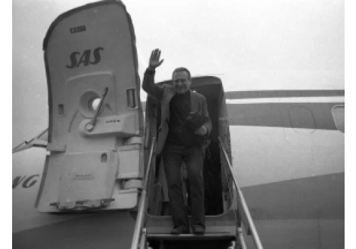 Historia jednej fotografii z Bazy Zdjęć PAP: 45 lat temu Czesław Miłosz po wieloletniej emigracji przyleciał do Polski