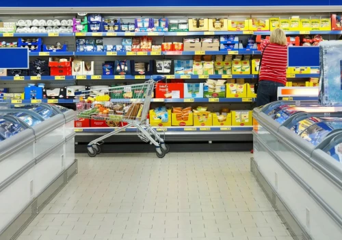 Zakazane środki w jedzeniu z supermarketów. Wyniki badań wywołują alarm w Europie