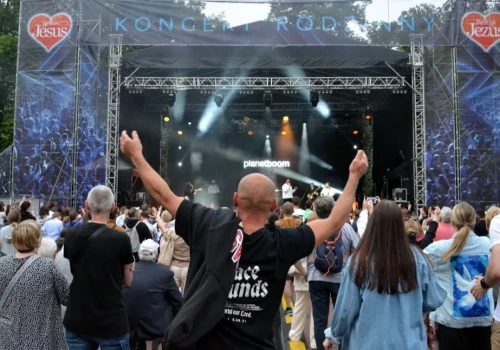 „Bogu niech będą dźwięki”. Wyjątkowa atmosfera w Parku Zamkowym na koncercie Bądź jak Jezus w Mysłowicach