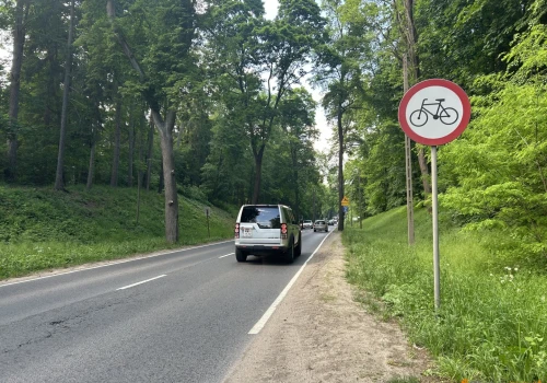 Spór o leśny odcinek DK51. Dywity chcą remontu, Olsztyn ma inne priorytety