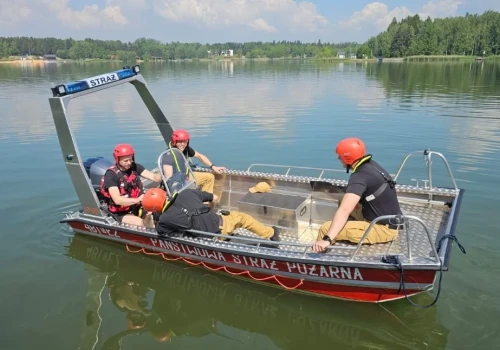Strażacy ćwiczyli na Zalewie Sosina. Sprawdzali nową łódź i sonar