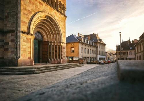 Ponad 124 mniejszy od Polski, a atrakcji nie brakuje. Idealny na krótki wyjazd