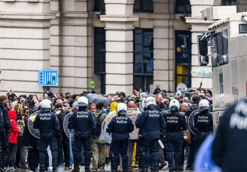 Chaos i zamieszki w Brukseli. Podkładali ogień, centrum odcięły służby