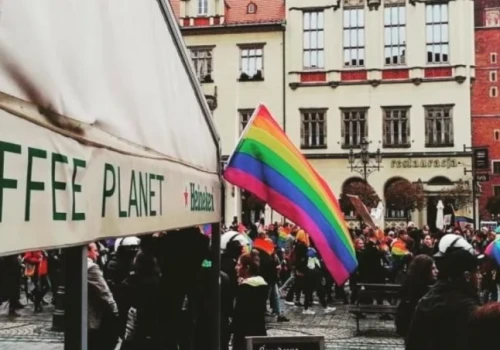 Kultowa kawiarnia Coffee Planet przyjazna osobom LGBT+ wraca po latach