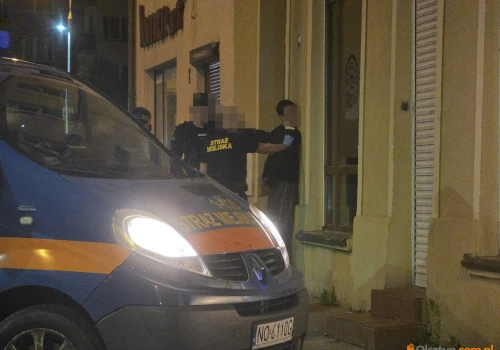 Nocne zakłócanie porządku publicznego na starówce. Zatrzymano 20-latka z zielonym suszem