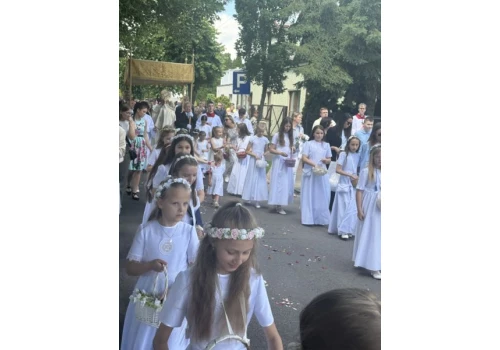 Procesja Bożego Ciała w parafii św. Stanisława BM w Wieluniu przeszła ulicami osiedla Wyszyńskiego (zdjęcia)