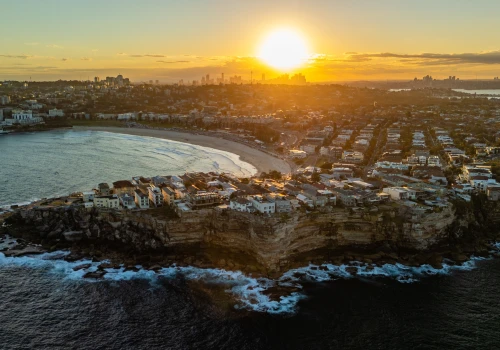 Mężczyzna, który zatrzymał jednego ze strzelców z Bondi Beach, został oskarżony o napaść