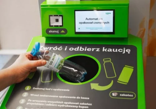 Automat zabrał puszkę i nie oddał kaucji. Żabka tłumaczy, co powinien zrobić klient