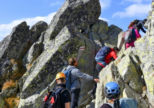 Polacy masowo pojechali w Tatry. Ratownicy ostrzegają