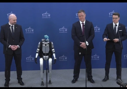 „Edward Warchocki” w Sejmie. Kto odpowiada za wpuszczenie robota?