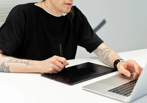 Freelancerzy mogą dostać rykoszetem. Ustawa platformowa budzi obawy branży