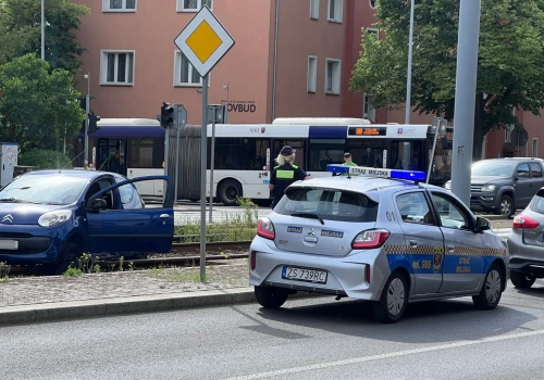 Utrudnienia po zderzenie autobusu z samochodem osobowym w Szczecinie