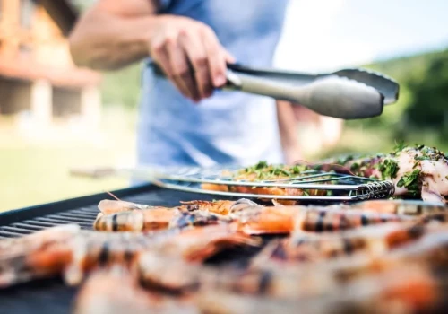 Więcej kiełbasy, wody i piwa bezalkoholowego. Jak zmienia się „zestaw grillowy” Polaków?