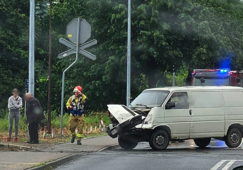 Busem wjechał w szynobus