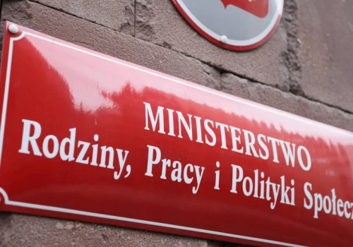 Więcej osób dostanie miesięcznie 2700 zł. Ministerstwo pracuje nad zmianą przepisów