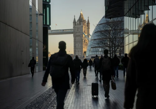 Co trzecia firma planuje zwolnienia w 2027 roku. Jaka jest pozycja Polaków na rynku pracy w UK?