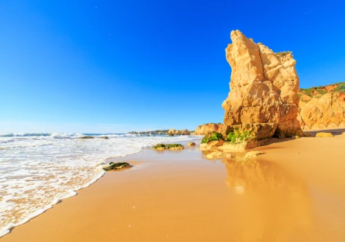 Odwiedź najbardziej słoneczny zakątek Europy 🌊☀️ Wycieczka do Algarve za 1089 PLN (loty + noclegi z basenem) 💦👙