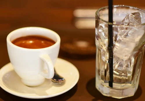 Zamawiasz espresso, dostajesz też wodę. Nie wszyscy piją ją we właściwym momencie. 
