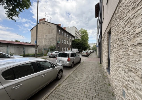 Mieszkańcy ulicy Szkolnej apelują o przywrócenie miejsc parkingowych. Spór o zmiany w organizacji ruchu