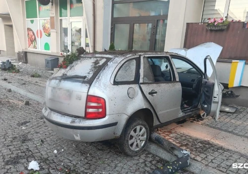 Wjechał autem w budynek