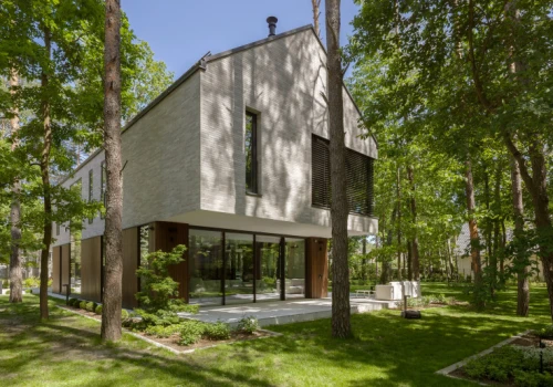 Pół godziny od Warszawy, a klimat jak w głębokim lesie. Ten dom zaskakuje architekturą