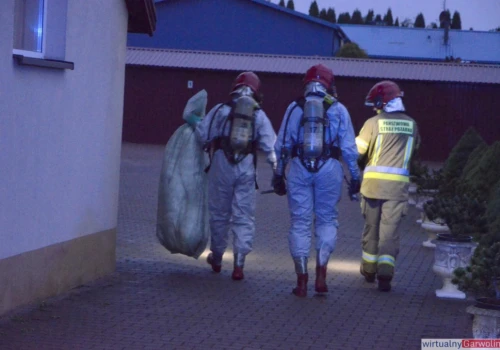Żrąca ciecz w rowie melioracyjnym. Interweniowała Specjalistyczna Grupa Ratownictwa Chemiczno-Ekologicznego