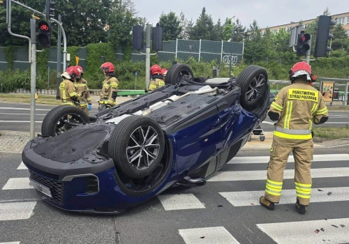 Lexus dachował na skrzyżowaniu w Olsztynie. Wjechał na czerwonym