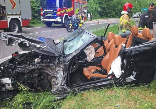 Zderzenie ciężarówki z osobówką. Kierowca uwięziony w samochodzie