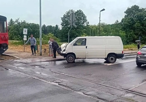 Pleszew. Dostawczakiem w pociąg, to mogło się skończyć tragicznie
