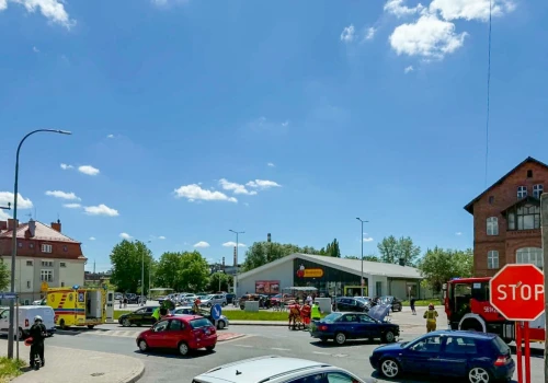 Groźne zdarzenie na Bosackiej w Raciborzu. Motocyklista ranny po zderzeniu z Audi