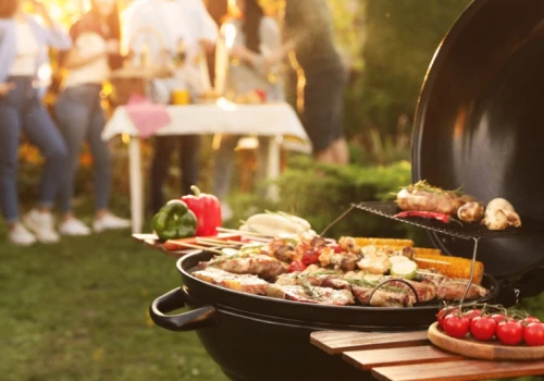 Kiełbasa wciąż króluje. Na grillach Polaków widać jednak nowy trend