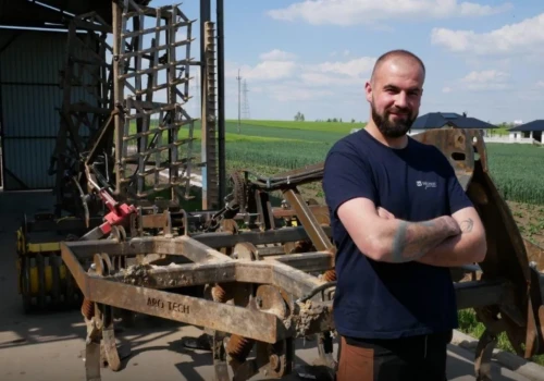 Ma 360 ha i nie kupuje maszyn za miliony. Buduje je sam
