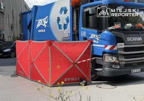 Kobieta weszła pod śmieciarkę. Uwięzioną, spod auta uwalniali strażacy