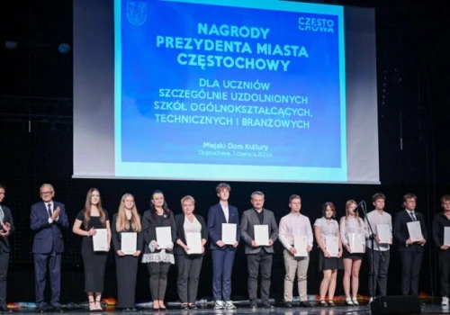 Najlepsi uczniowie nagrodzeni przez miasto. Do zdolnej młodzieży trafiło blisko 134 tys. zł