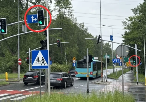 Niebezpieczny skręt na Osiedlu Stałym? Kierowca zwraca uwagę na oznakowanie