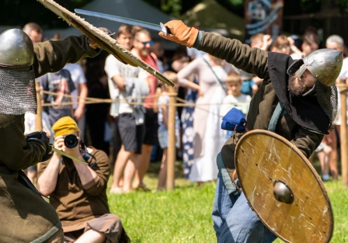 Rycerze, rzemieślnicy i zakonnicy. Trwa festiwal w Lądzie
