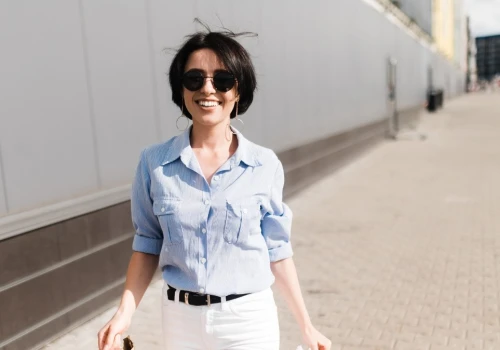 Jak stylizować lnianą koszulę w upały? Poznaj sprytne triki