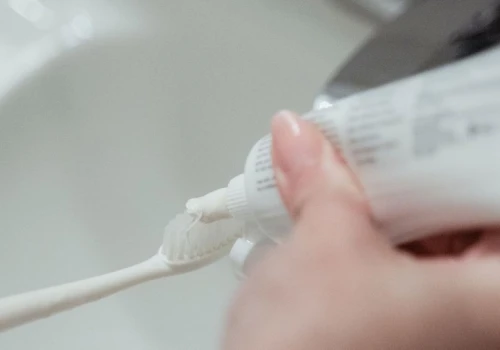 Nakładanie pasty na szczoteczkę nie jest tak oczywiste, jak myślisz. Wielu z nas popełnia błąd