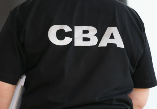 Akcja CBA w gdańskim magistracie. Media: Urzędnik wyprowadzony w kajdankach