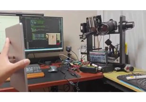 Zbudował w domu laser na komary. AI sama wykrywa cele