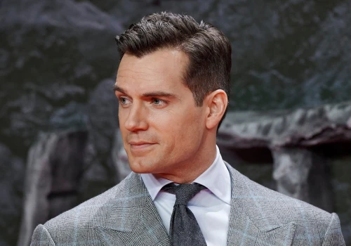 Henry Cavill w pełnej akcji komedii Netfliksa. Łączy siły ze znanym komikiem