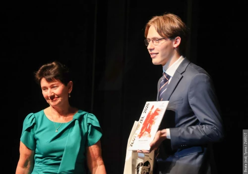 Uczniowie gimnazjum odebrali świadectwa. Tytuł Złotego Orła otrzymał Wojciech Bureš