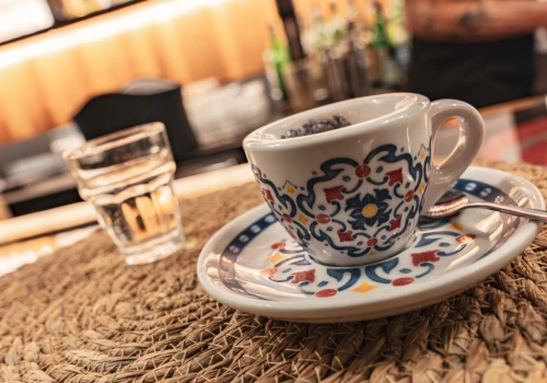 Wiele osób zamawia espresso i nie wie, kiedy wypić wodę. Włoch wyjaśnia