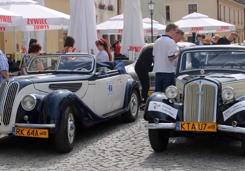 „Te samochody są im starsze, tym lepsze” – tarnowski Rynek wypełniły klasyki motoryzacji