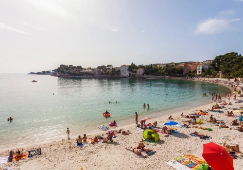 Wysiadasz z pociągu i jesteś na rajskiej plaży. Miejsce zachwyca turkusową wodą