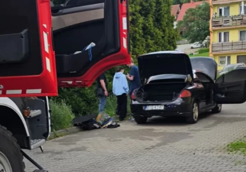 Samochód zaczął płonąć na parkingu w Szklarskiej Porębie. Ogień pojawił się we wnętrzu auta.