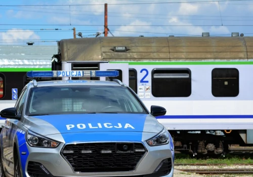 ​Porsche pod pociągiem. Za kierownicą siedział 69-latek